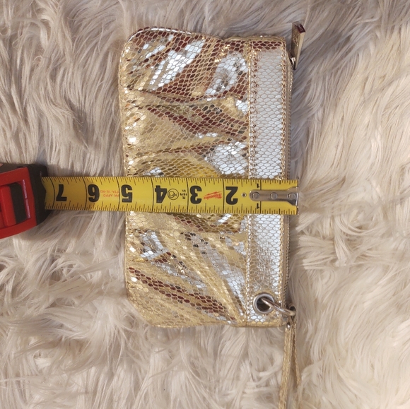 SOLD       EXPRESS | GOLD SNAKESKIN EVENING WRISTLET - Picture 4 of 5